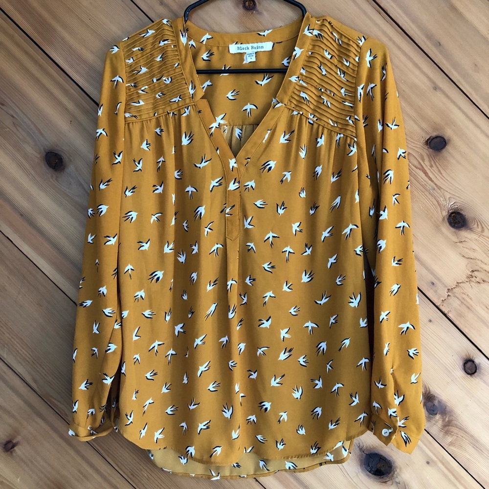 Cute long sleeve Fall blouse.